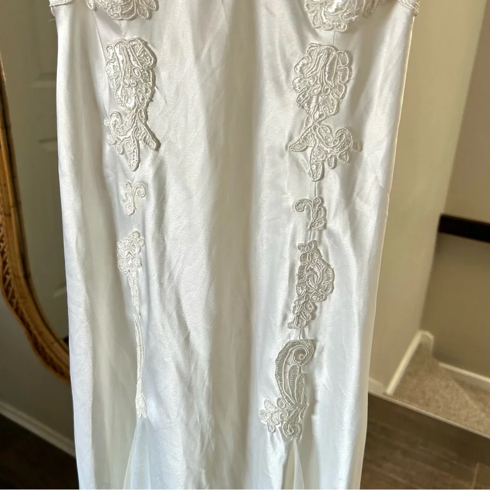Victoria’s Secret / White Floral Appliqué Mesh Lingerie Nightgown Slip